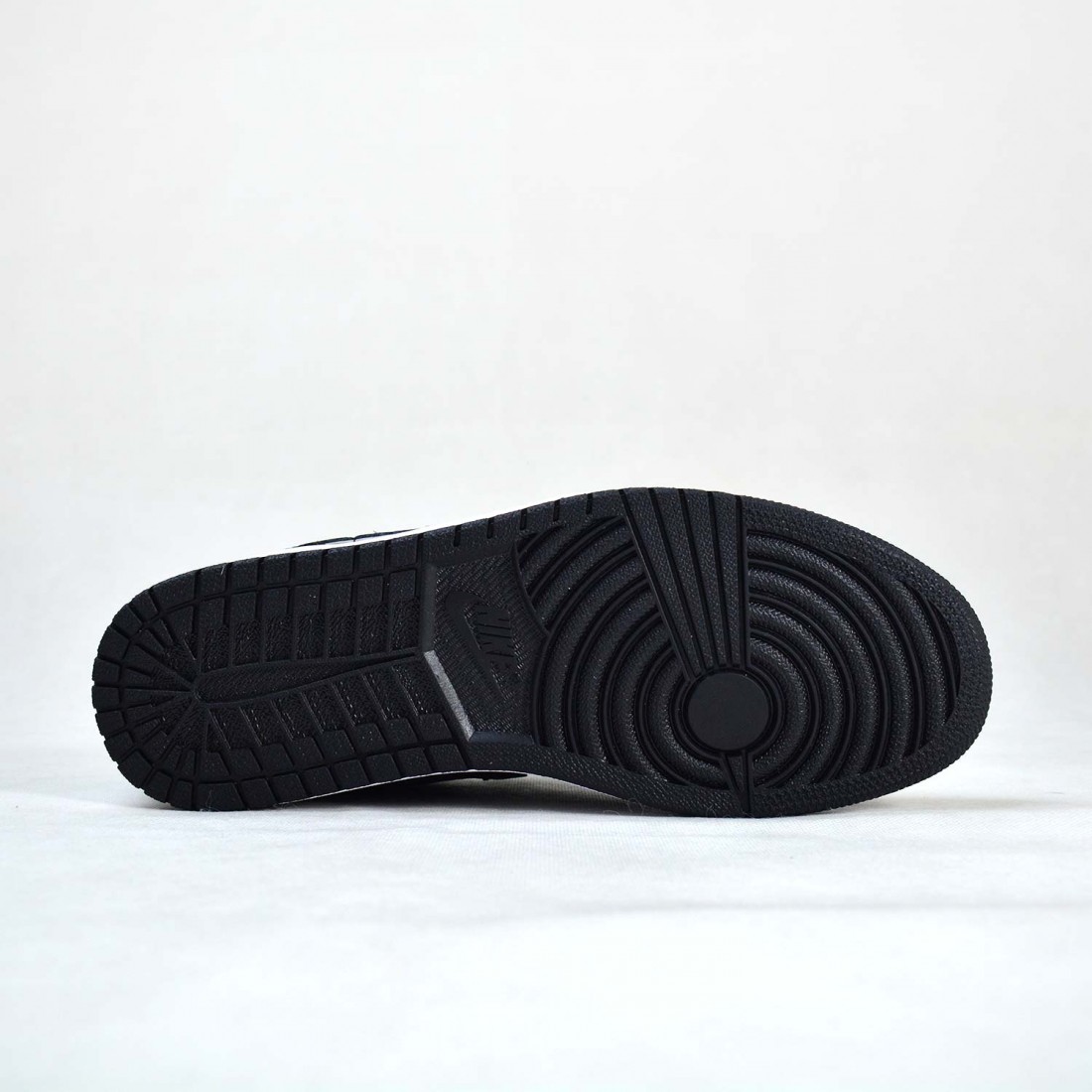 aj1 low black aurora